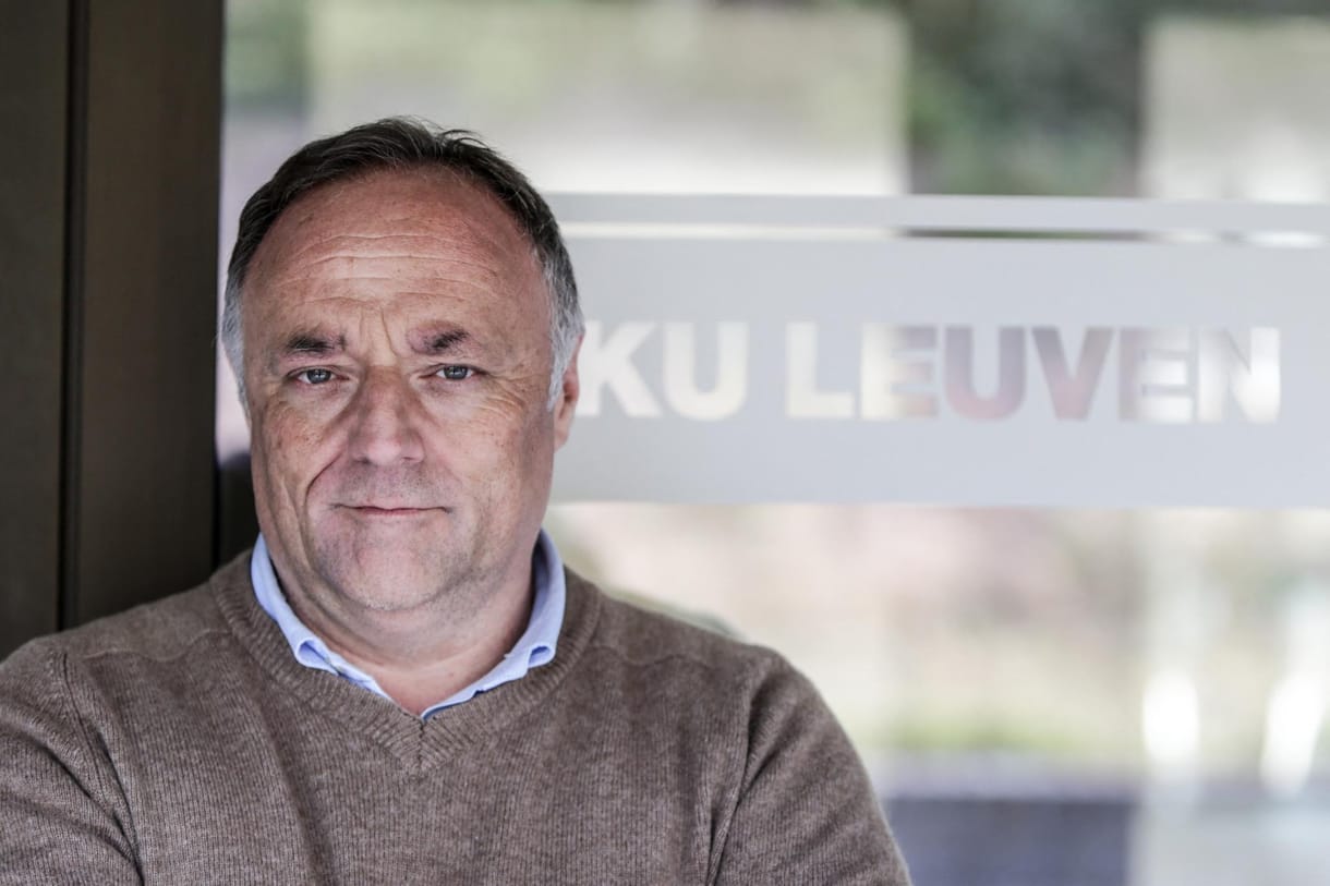 Hajtóvadászat indult egy katona ellen, aki megfenyegette a legismertebb belga virológust