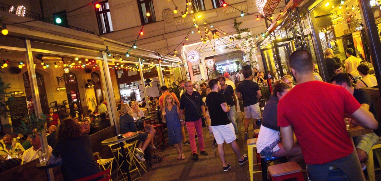Betett a koronavírus a budapesti éttermeknek és a bulinegyednek