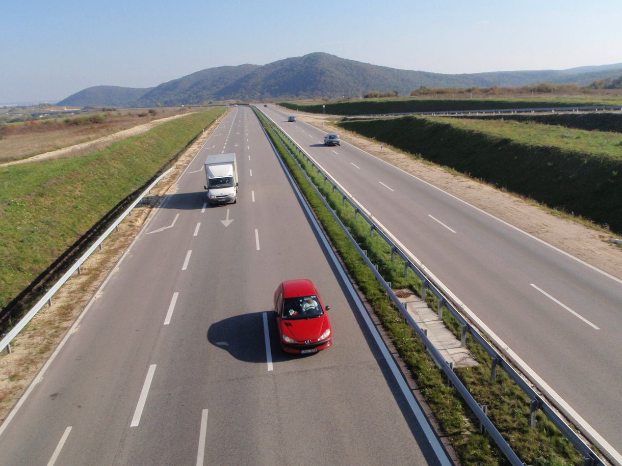 Elképesztő trükkel próbálják lelassítani az M6-oson az autósokat - fotó