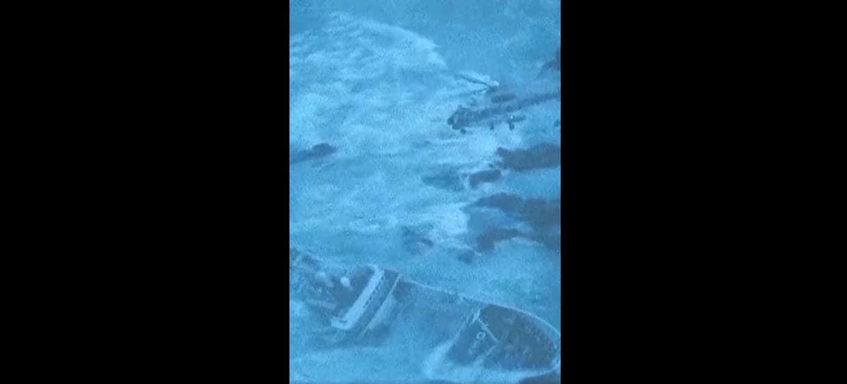Helikopteres mentőcsapat küzdött a viharos tengerrel és a nagy széllel egy Japán partjainál zátonyra futott hajó miatt – videó