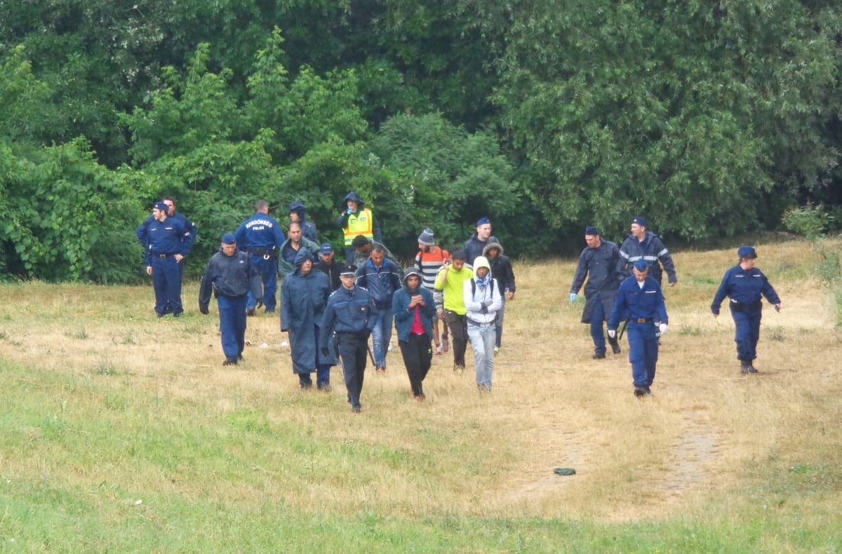 Veszélyes helyeken átkelő migránsok nyomába eredt az MTI