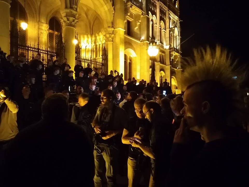 Beálltak a tüntetők a rohamrendőrök arcába a Kossuth téren, és az arcukba fújják a füstöt
