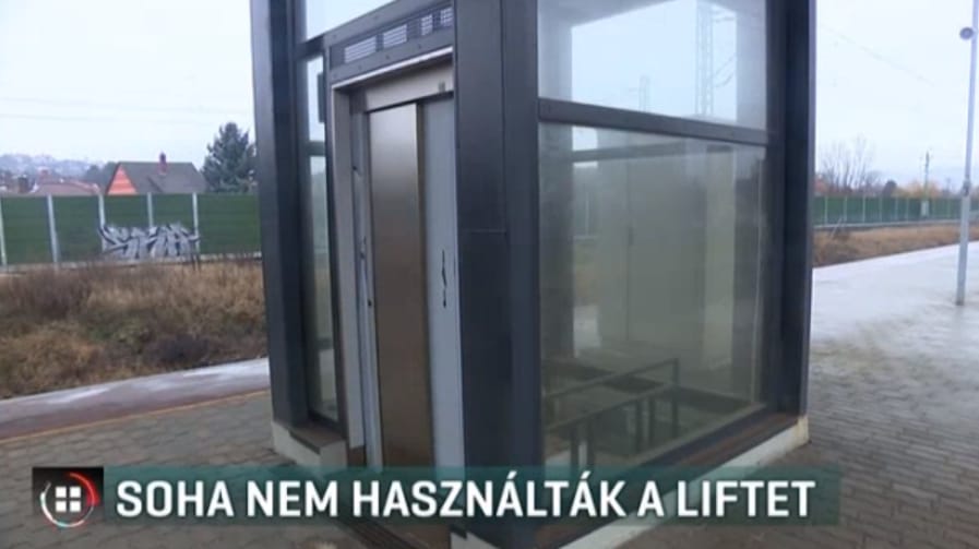 A lift, ami évek óta megvan a megállóban, de sosem működött