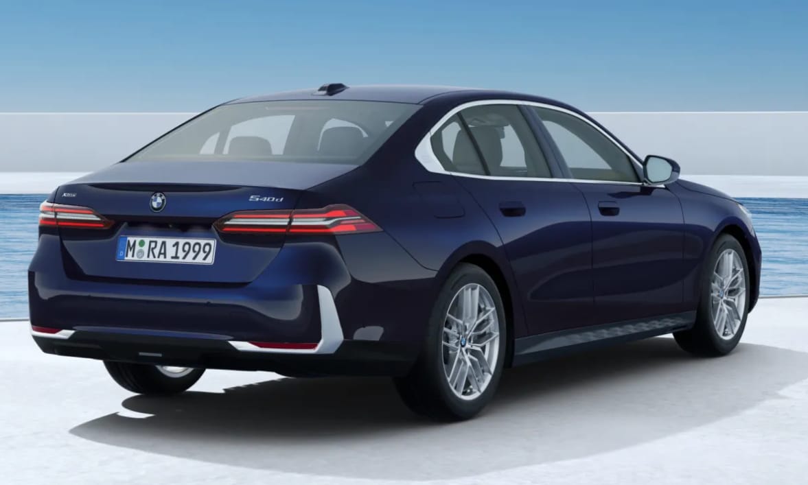 Dehogy halott a dízel: itt a bivalyerős és szerény fogyasztású 6 hengeres új BMW 540d