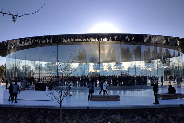Állítólag összehívták a top 100 vezetőt az Apple-nél, hogy megmutassák nekik a nagy újdonságot
