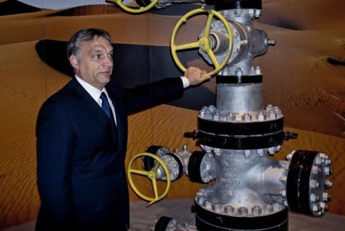 Orbán Viktor dolgokat néz