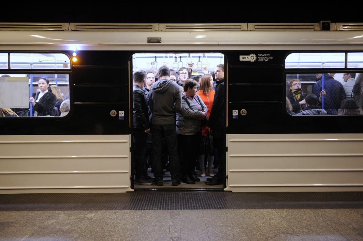 Erről tudjon: változik a közlekedés a szombati tüntetés miatt, a 2-es metró is érintett