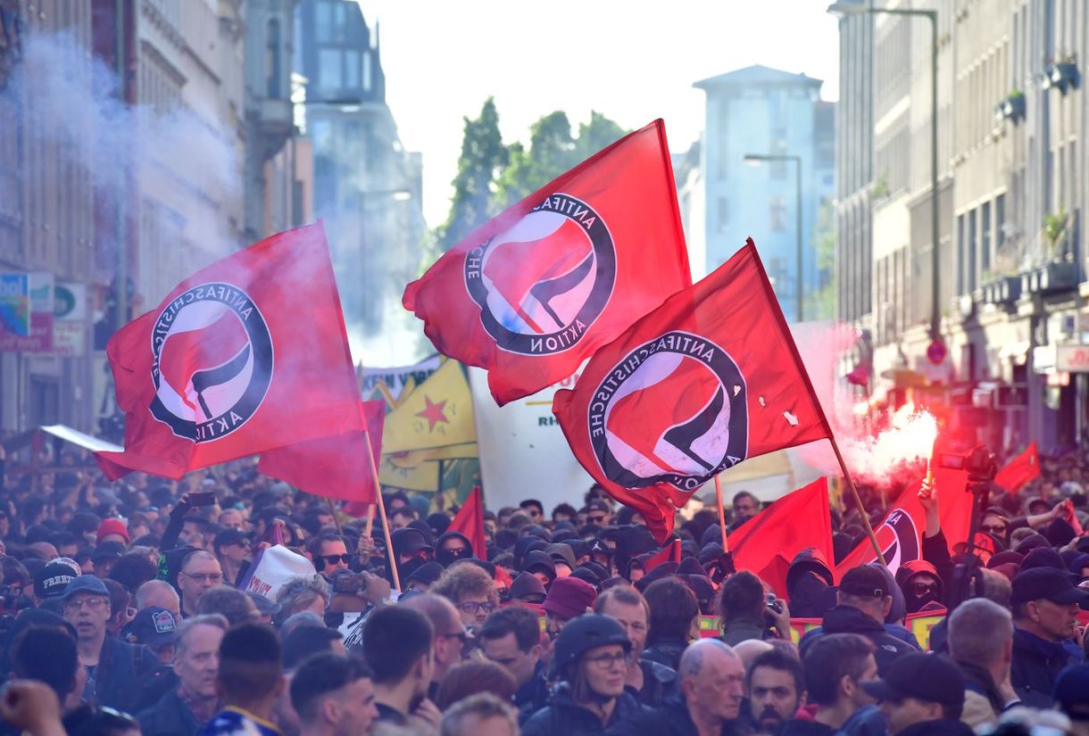 Több mint ötezer rendőrt küldtek utcára Berlinben, nagyobb balhé eddig nem volt