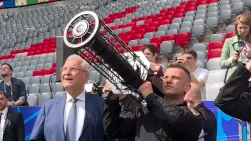 Mint egy aknavető: látványos videón, hogyan tudják leszedni az illetéktelenül repkedő drónokat a foci Eb-n