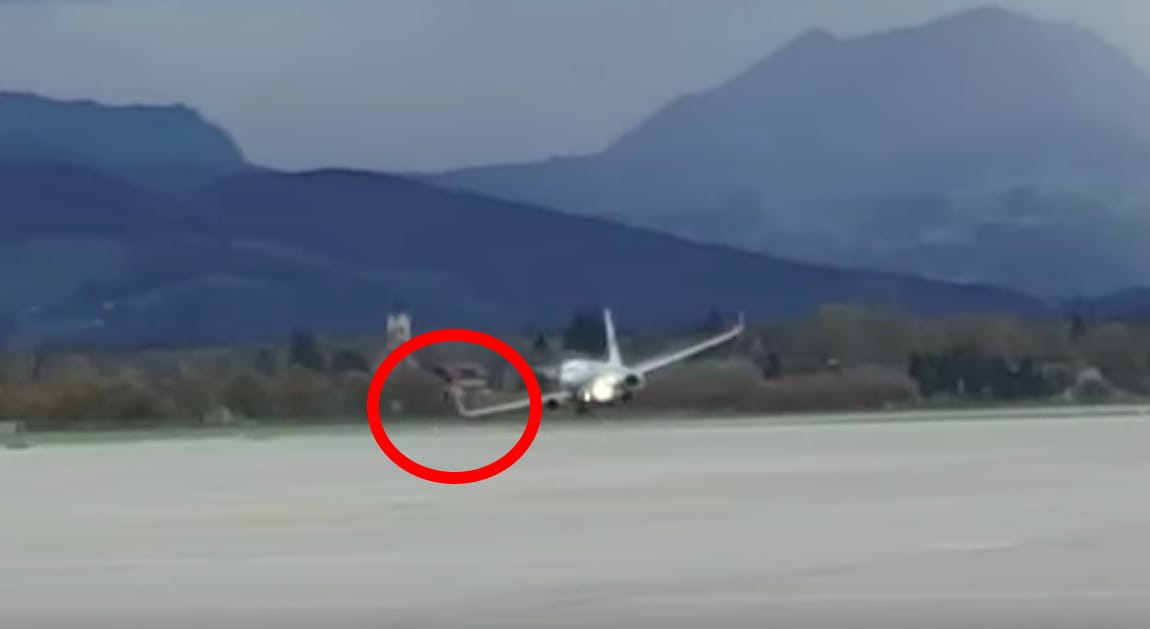 Újabb drámai videó került elő a majdnem földnek csapódó repülőről