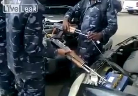 Videó: ha nincs kéznél bikakábel, megteszi két gépfegyver is