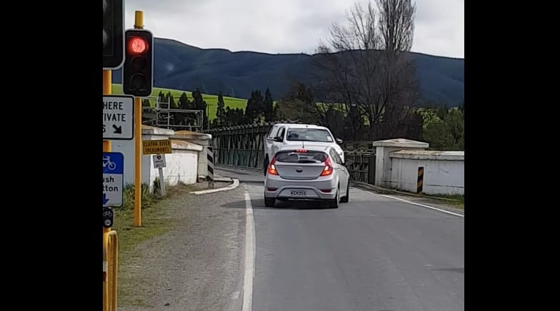 Instant karma: áthajtott a piroson a sofőr, de a tolatás már nem ment neki – videó
