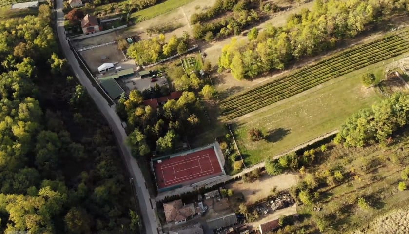 Így fest a levegőből a Borkai-birtok – videó