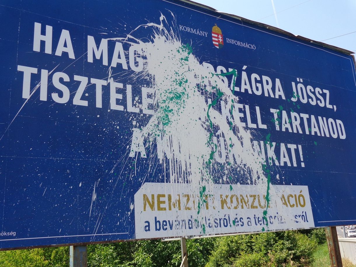 Nagybevásárlásba kezdtek a kormányközeli cégek, alig maradt plakáthely a kampányra