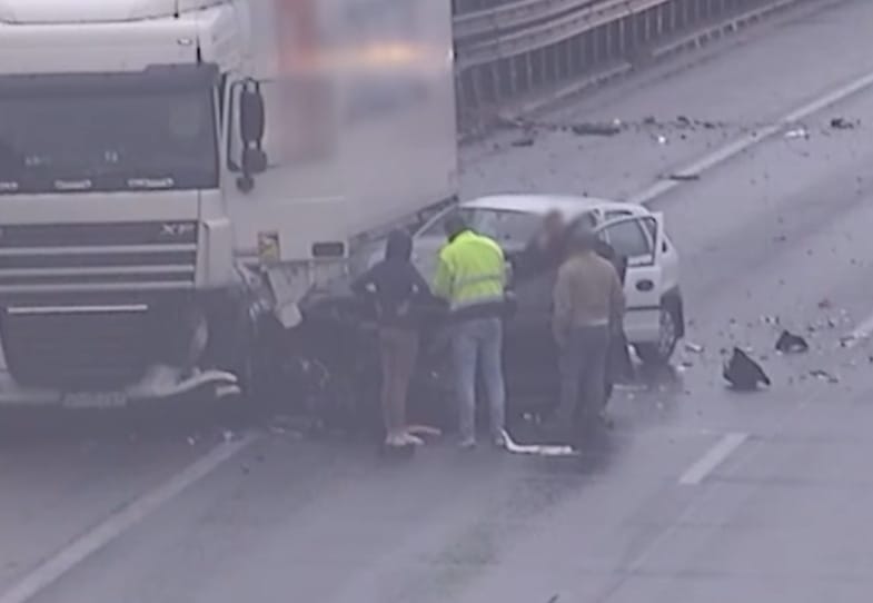 Hármas karambol lett egy autó piruettjéből az M0-son – videó