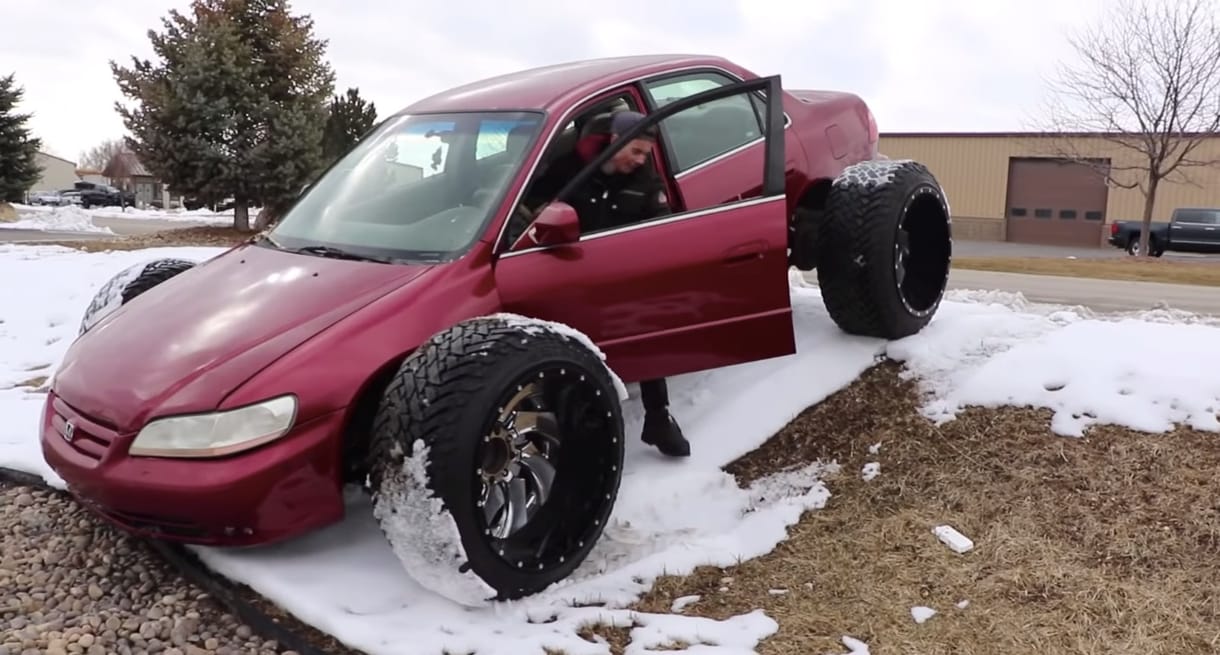 A nap videója: így küzd meg a hóval a gigantikus kerekekkel felszerelt Honda Accord