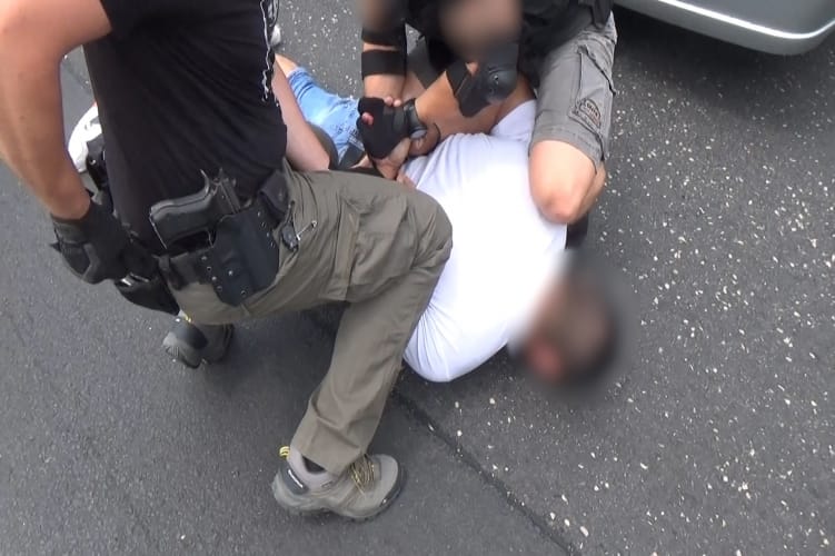 Így rángatták ki a kocsijából a rendőrök az egyik berlini magyar futtatót – videó