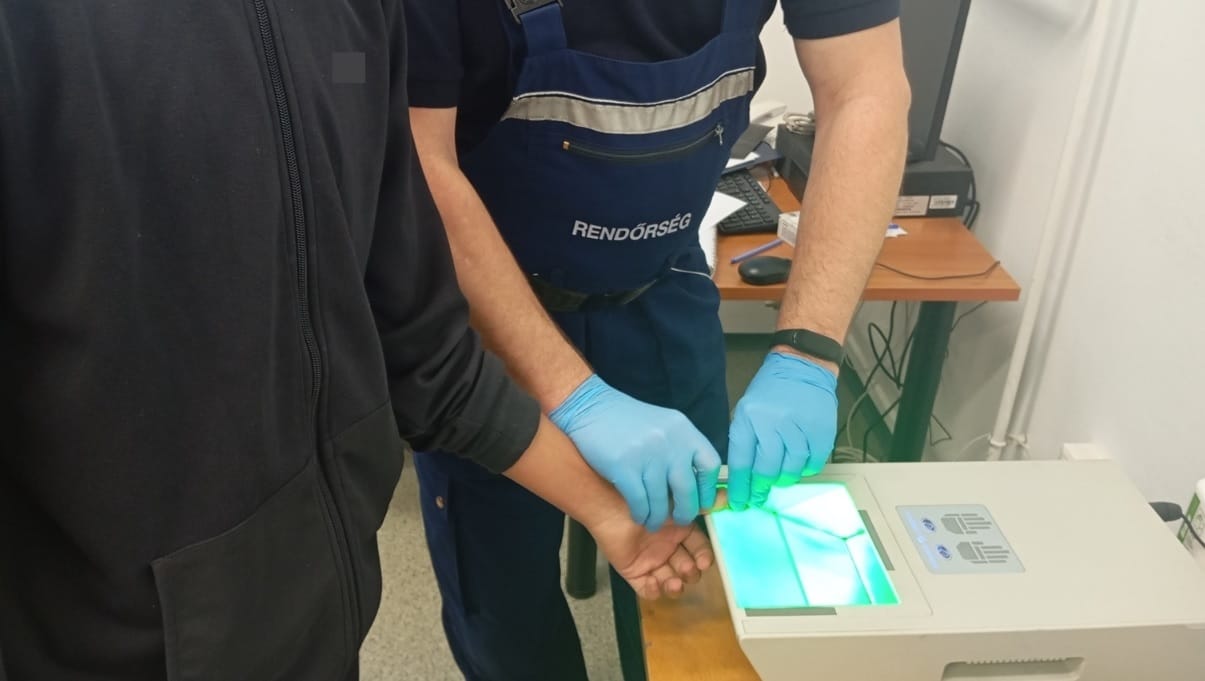 Fel akart vágni egy lány előtt, robbantással fenyegető e-mailt küldött egy borsodi fiú egy általános iskolának