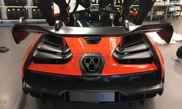 Kezdő F1-pilóták kíméljenek! McLaren Sennát árulnak Budapesten
