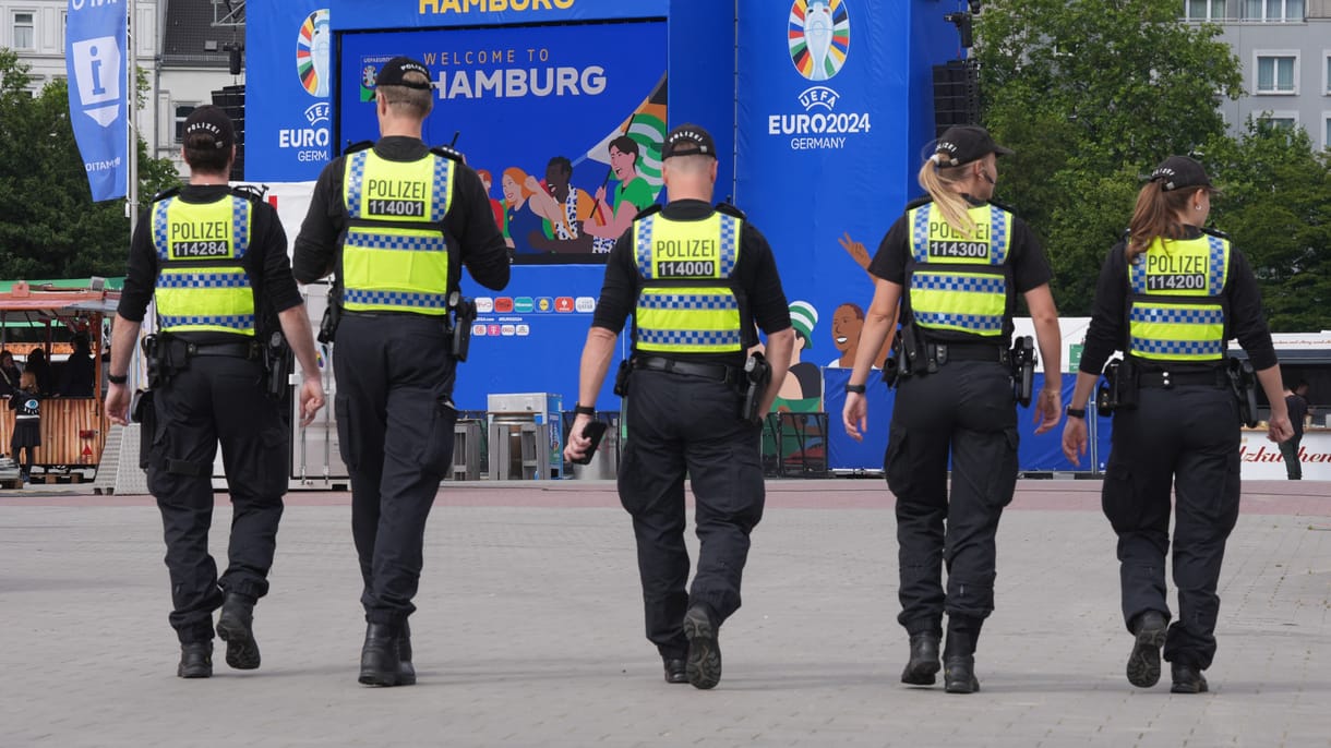 Rálőttek egy csákánnyal fenyegetőző férfira a lengyel-holland meccs előtt Hamburgban