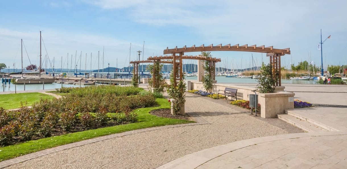 Bor, mámor, IT – az iwiw alapítói a Balatonnál építenek új IT-fellegvárat