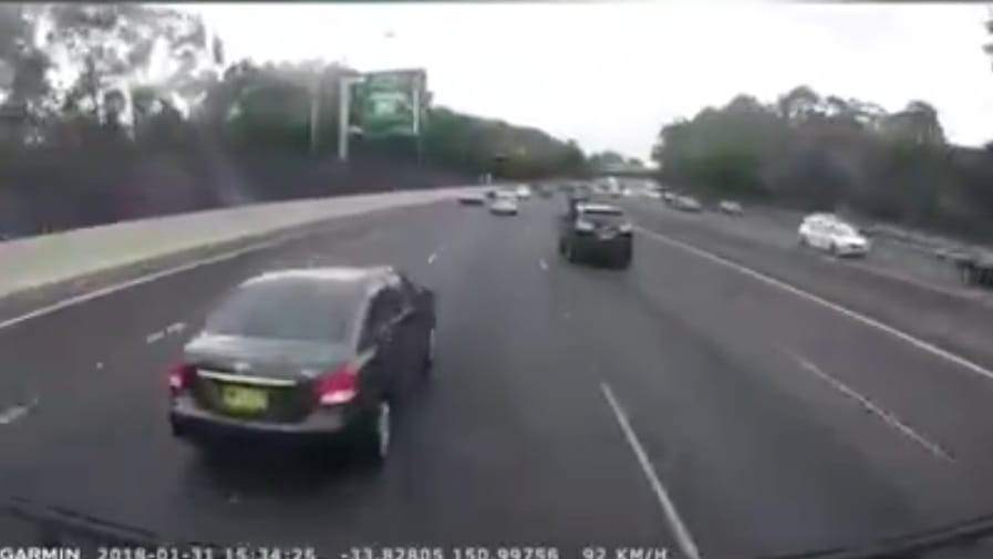 Balesetet okozott, majd az autópálya közepén kezdett telefonálni a sofőr – videó