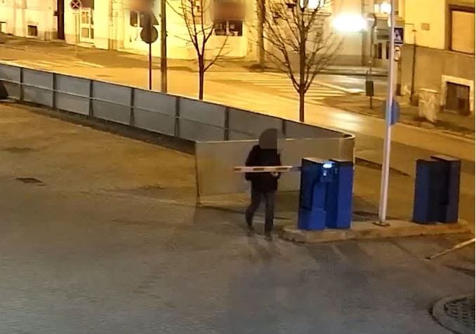 Részegen tört sorompókat egy német férfi Győrben – videó