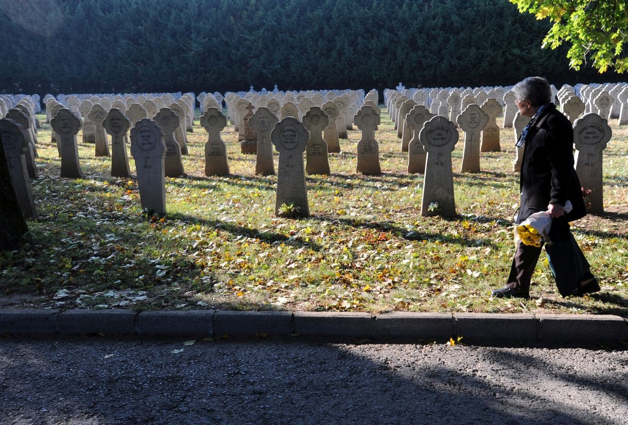 Fogy az idő, beszánthatják híres pécsi családok sírjait