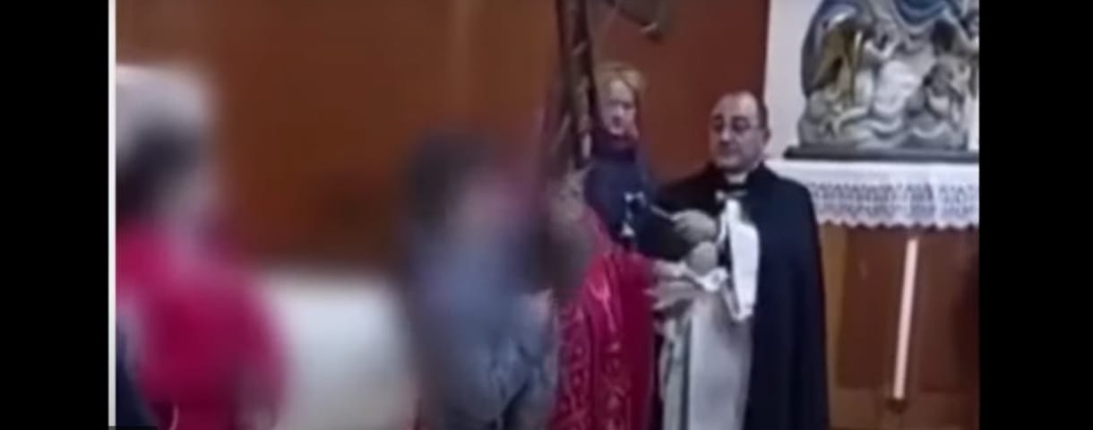 Miséző papot talált fejbe a kereszttel egy ügyetlen ministráns Olaszországban – videó