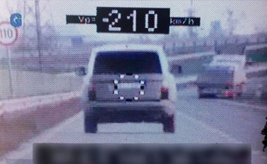 210-zel száguldó SUV-t kaptak el a rendőrök