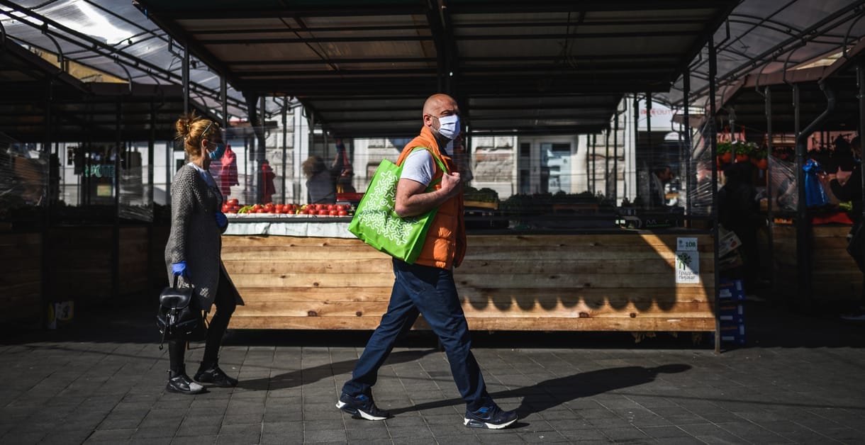 Szerbiában kinyitnak a zárt piacok és az edzőtermek