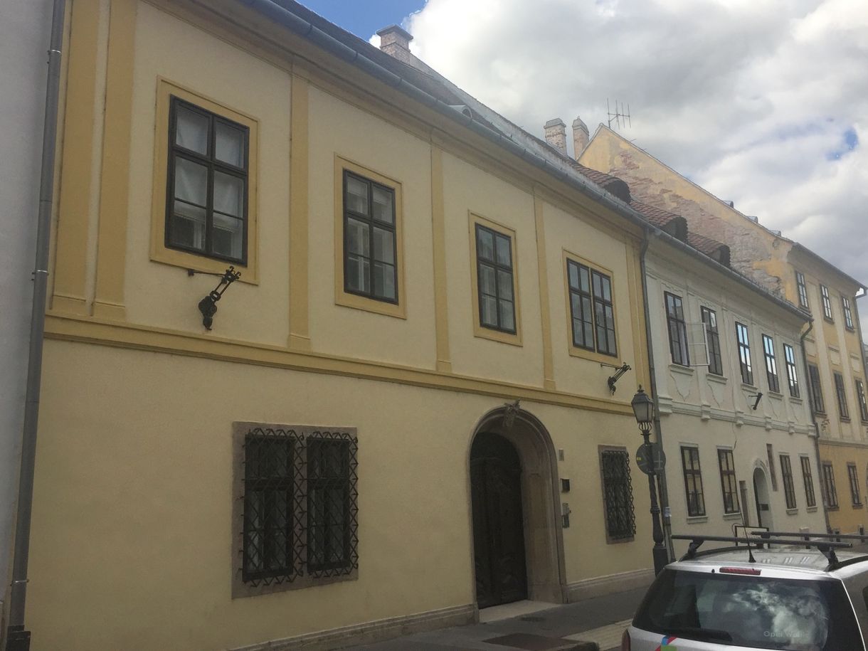 Bérlakás a Várban havi 40 ezerért – raktárnak jó lesz?