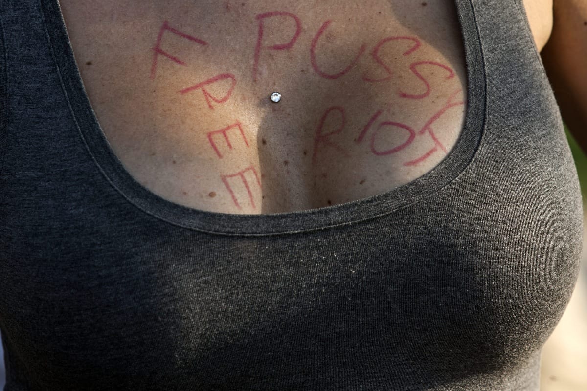 Galéria: duzzadó keblekkel tiltakoztak Budapesten a Pussy Riot-ítélet ellen