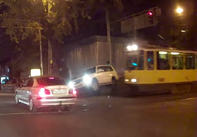 Így tarolja le a forgalmat egy elszabadult villamos – videó