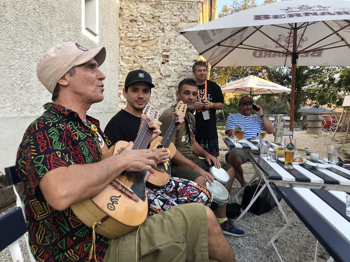 Manu Chao egy Veszprém környéki étteremben pálinkázott, majd spontán koncertet adott