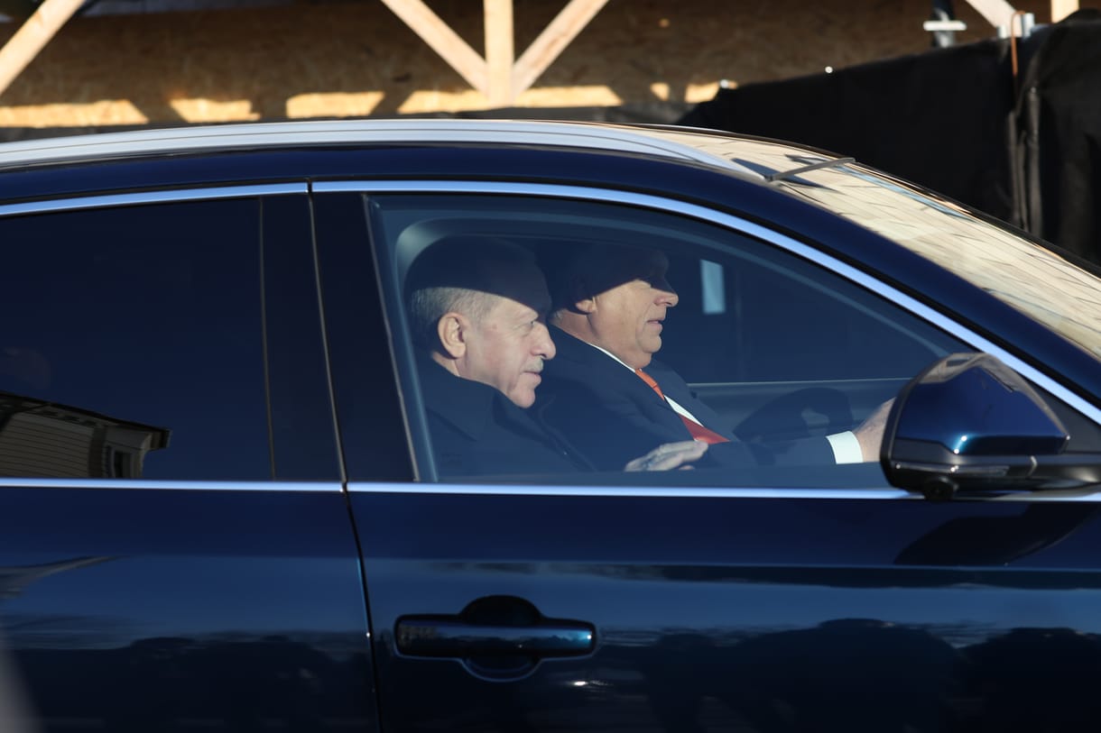 Orbán, a sofőr: egy török elektromos autóban vitte körbe a kormányfő Erdogant a Várban – képek