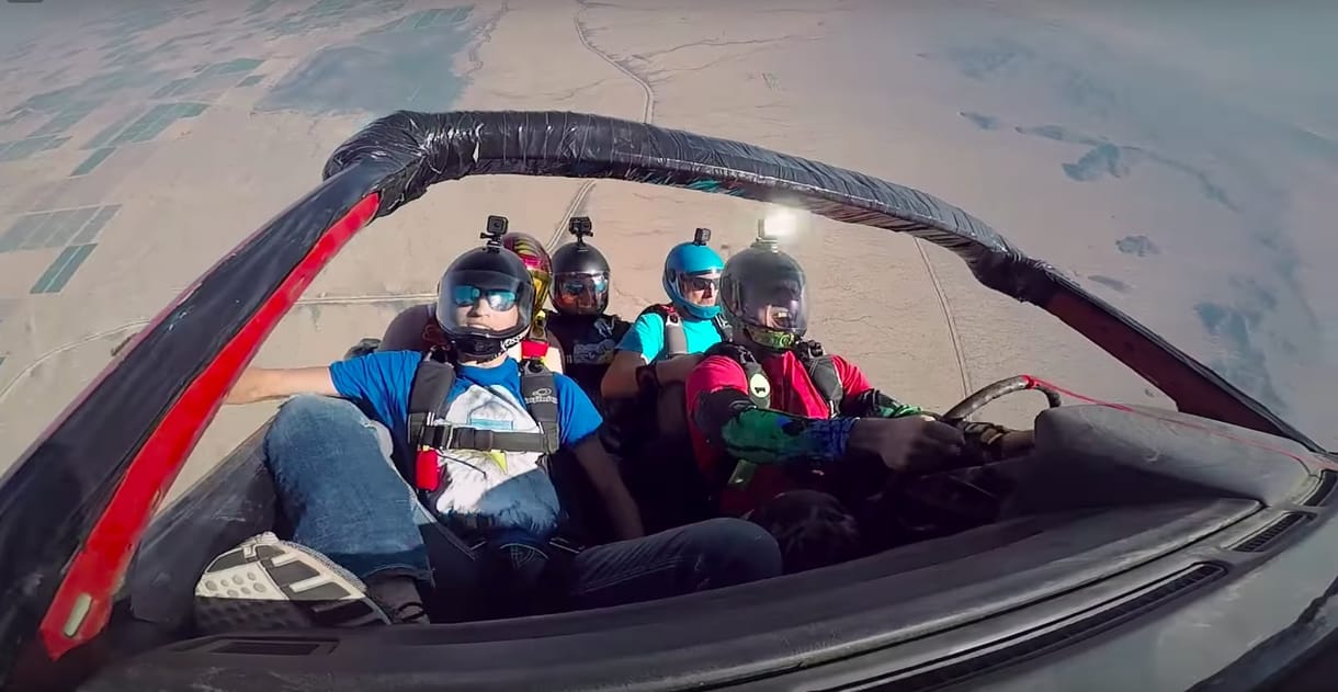Ez történik, ha 9000 méter magasan kidobnak egy autót a repülőgépből – videó