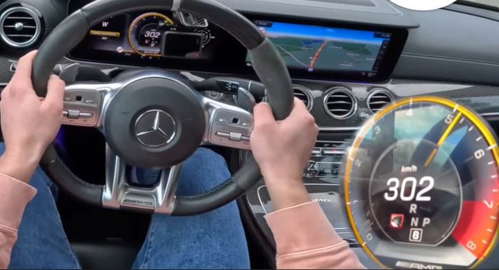 A 732 lóerős Mercedes-AMG E63 S-nek csak reggeli torna a 300-as autópálya tempó – videó