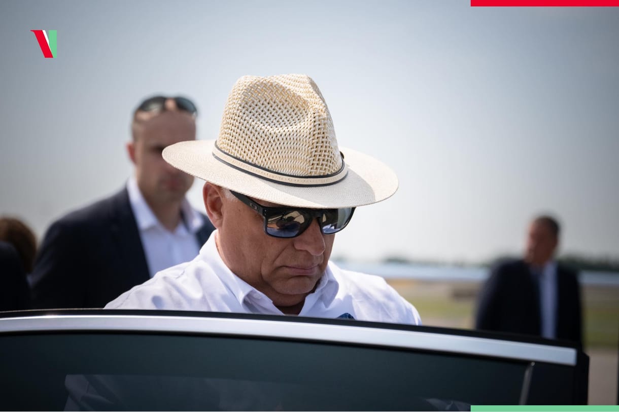 Napszemüveg, szalmakalap, laza ing – megérkezett Orbán Viktor Tusványosra