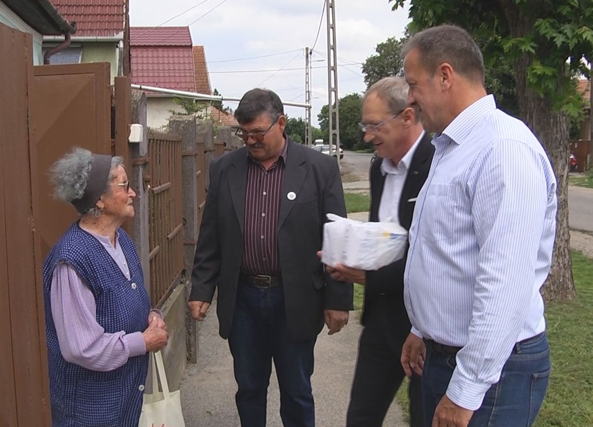 Maszk nélkül adott át csomagot időseknek a fideszes politikus
