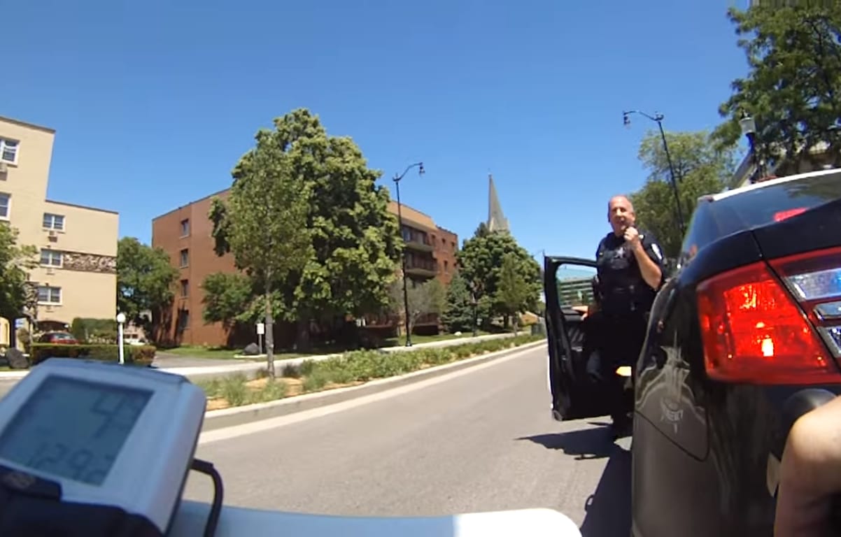 Így éri utol a karma a keménykedő autóst, aki le akarja szorítani a biciklist - videó