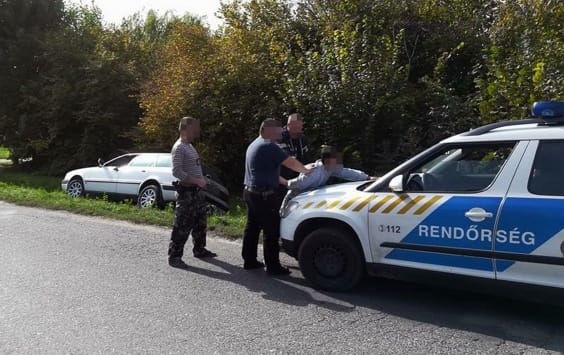 Autós üldözés volt Kecskeméten, árokba hajtott az Audi