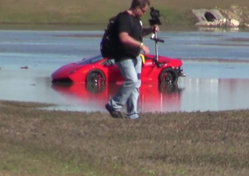 Egy tóban állt meg a 2000 lóerős Lamborghini