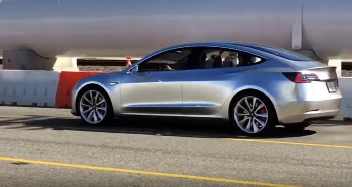 Először látni rendesen, utcai videón a Tesla Model 3-at