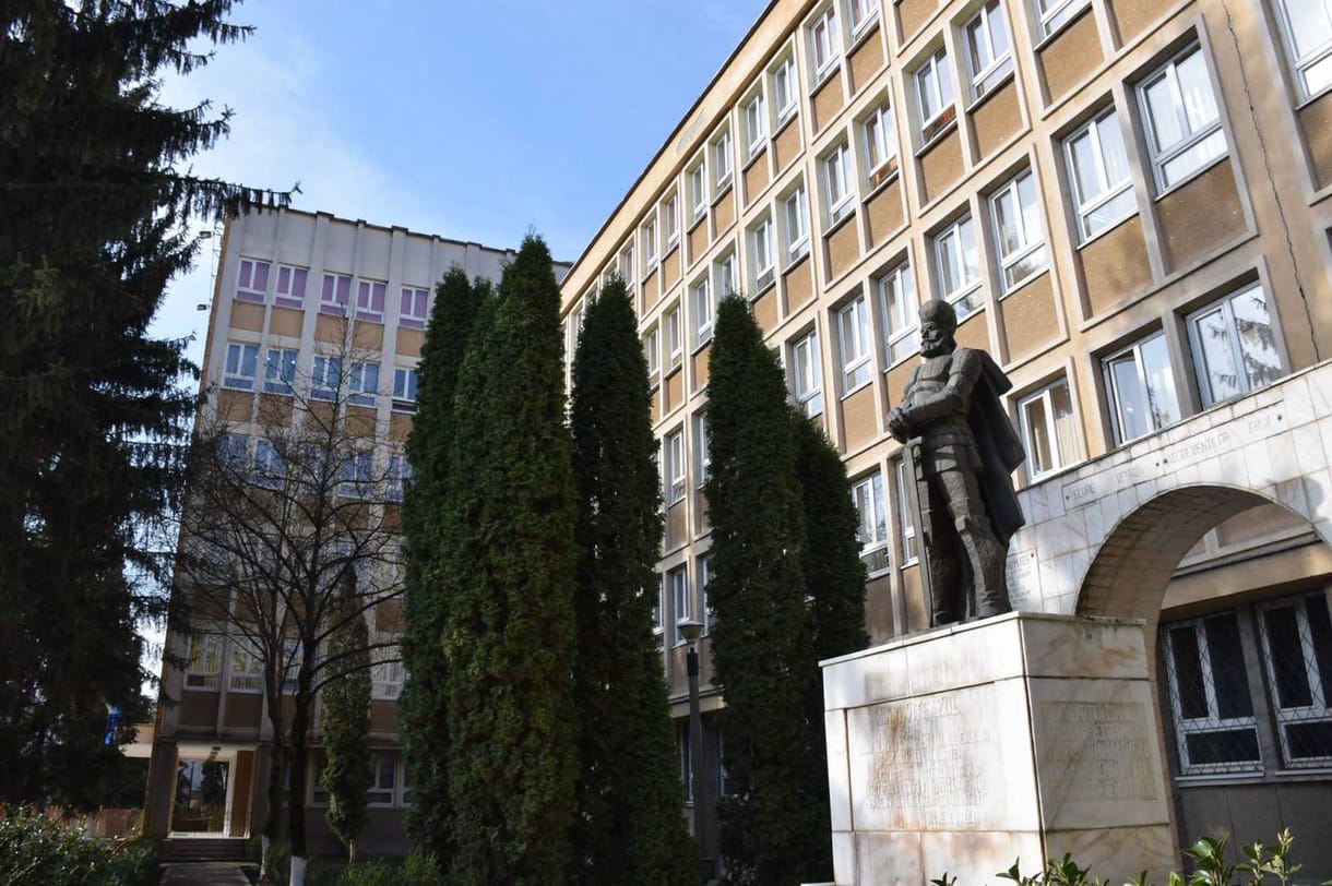 Lezuhant a negyedik emeletről és meghalt a gyulafehérvári katonai iskola diákja