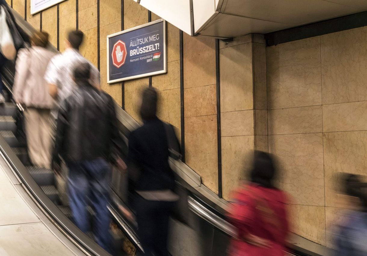 Elbüszkélkedett a kormány a nemzeti konzultálók számával