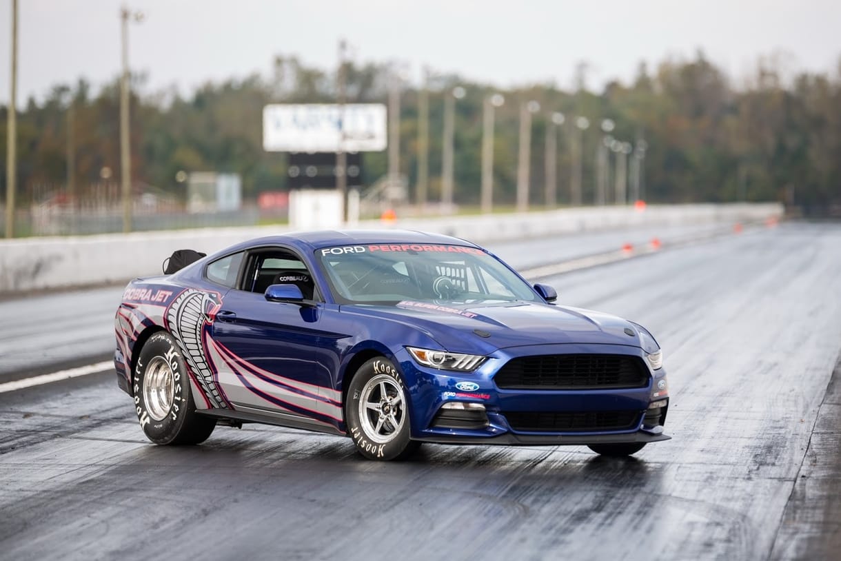 Jó kis amcsi dragster válozatok is épültek az új Mustangból és a Camaróból