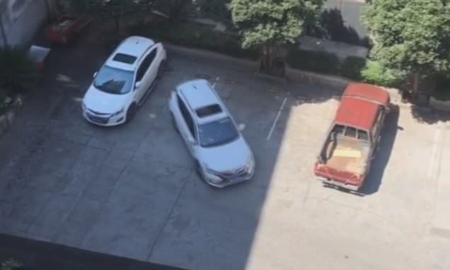 Videó: hegyeket lenne képes megmozgatni ez az autós, csak hogy leparkoljon, mégse jön össze