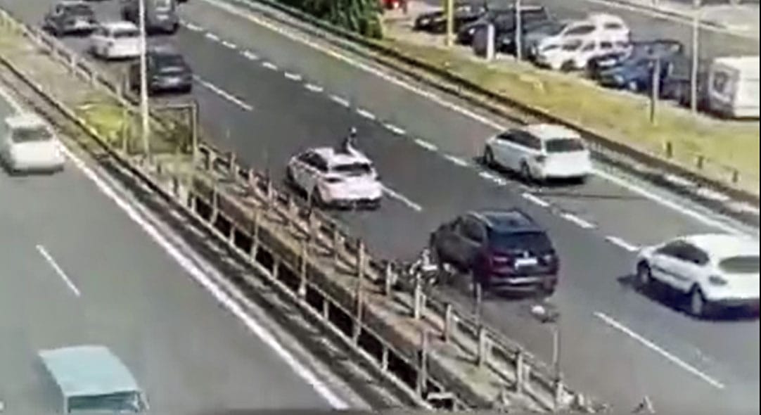 A kocsitetőn ülő motorossal ment tovább egy autós, miután az hátulról nekihajtott – videó 