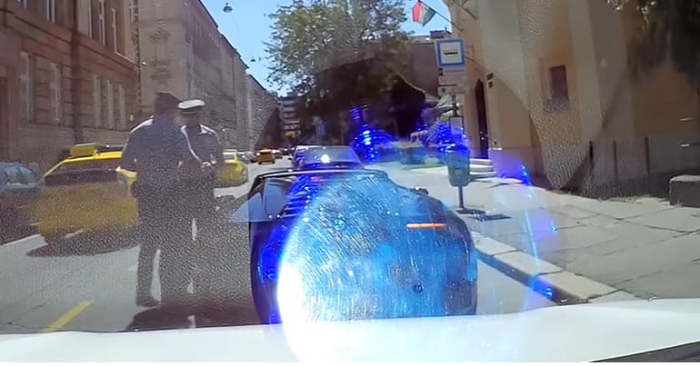 Tipikus trükköt vetett be egy Lamborghini sofőrje Pesten, de pont ott voltak a rendőrök